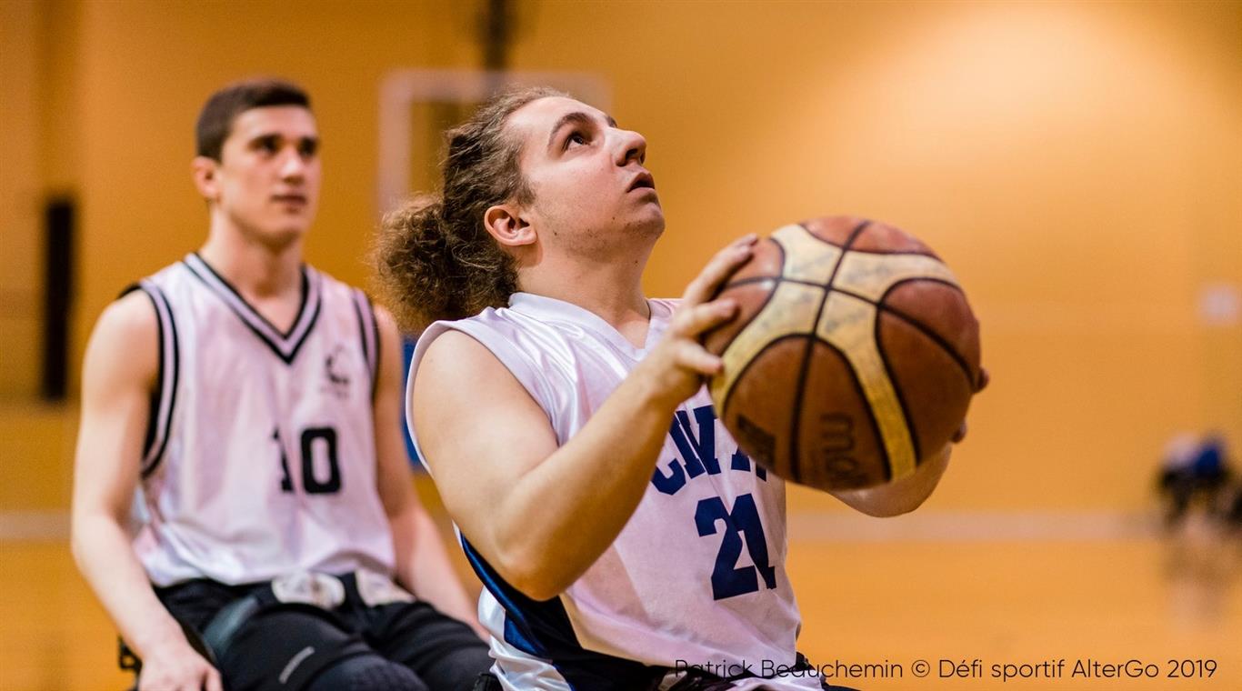 2 jeunes hommes pratiquant le basketball en fauteuil roulant