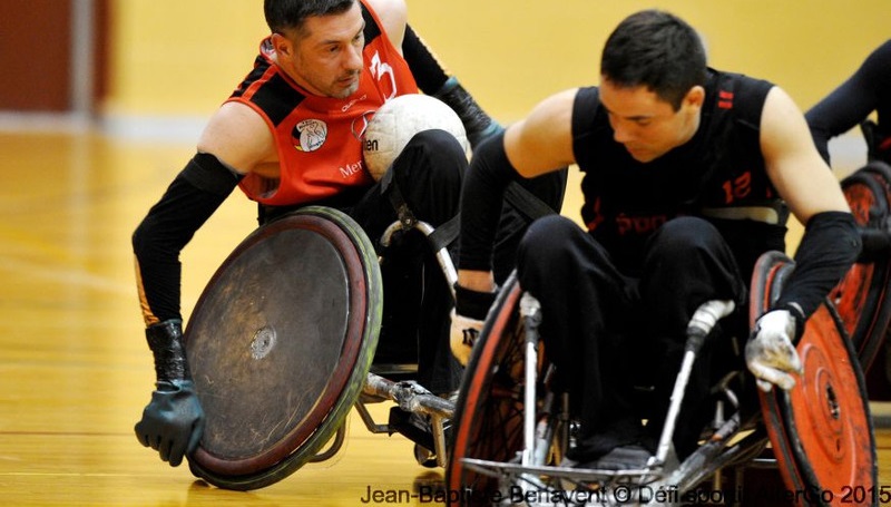 2 hommes pratiquant le rugby en fauteuil roulant